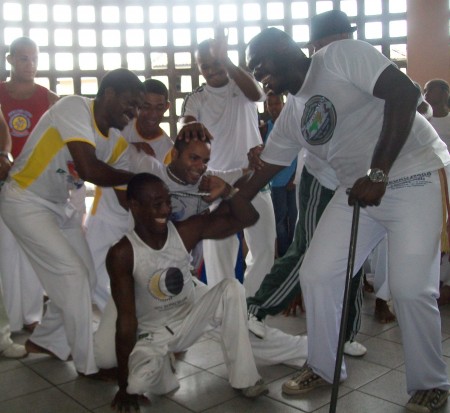 Tony Ramos recebendo sua graduação de professor de capoeira 2ª nivel